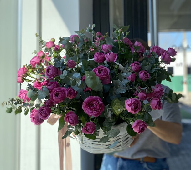 Корзина пионовидных малиновых роз и эвкалипта, артикул F1265699 - 31500 рублей, доставка по городу. Flawery - доставка цветов