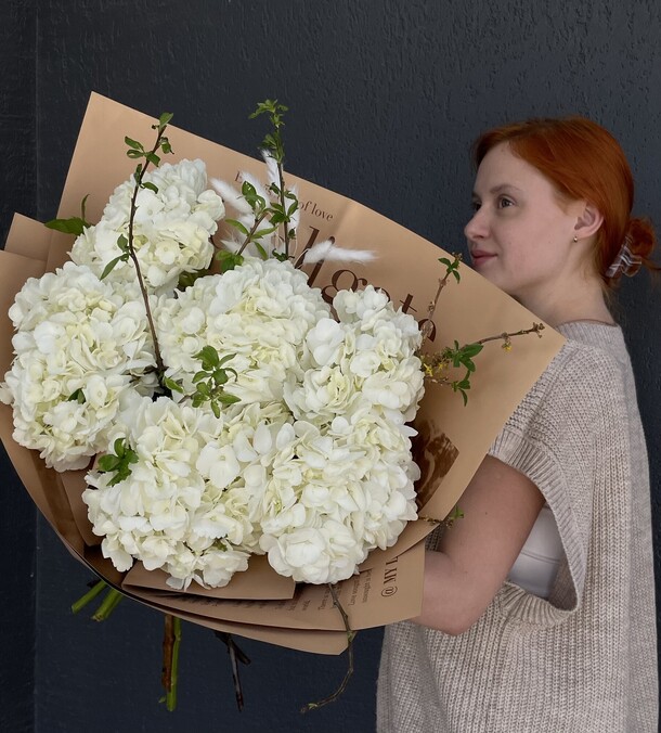Букет белых гортензий, артикул F1267068 - 6990 рублей, доставка по городу. Flawery - доставка цветов