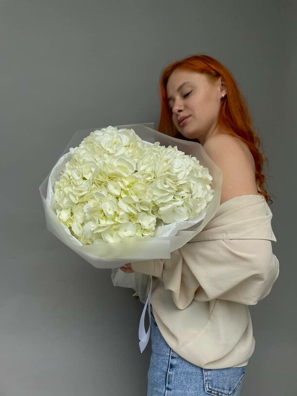 Букет белых гортензий, артикул F1297305 - 2690 рублей, доставка по городу. Flawery - доставка цветов