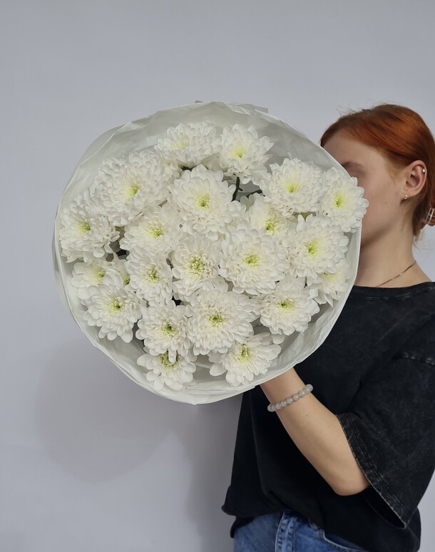 Букет белых хризантем, артикул F1299255 - 3690 рублей, доставка по городу. Flawery - доставка цветов