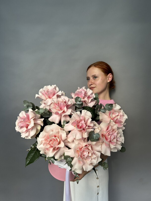 Коробка французских роз, артикул F1303371 - 7290 рублей, доставка по городу. Flawery - доставка цветов