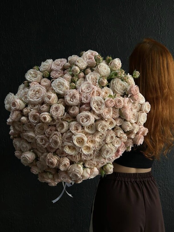 Монобукет роз гигант, артикул F1342659 - 31990 рублей, доставка по городу. Flawery - доставка цветов