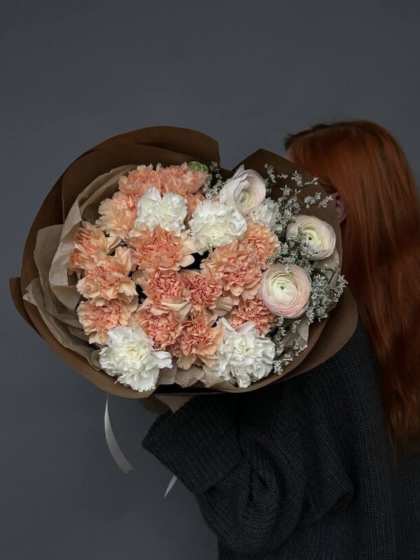 Букет карамельных диантусов и ранункулюсов, артикул F1342674 - 6790 рублей, доставка по городу. Flawery - доставка цветов