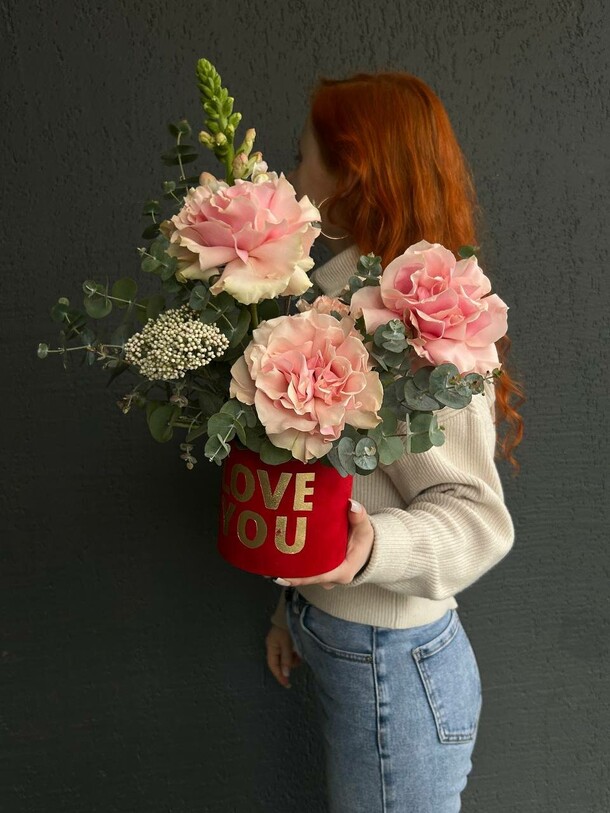 Коробка нежных французских роз, артикул F1372359 - 3990 рублей, доставка по городу. Flawery - доставка цветов