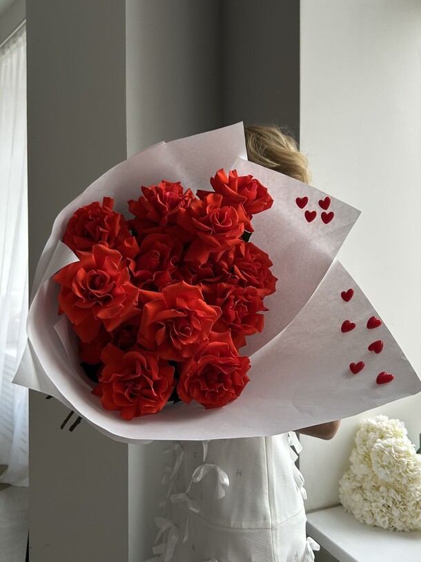 Букет красных французских роз в лимитированной упаковке на 14 февраля, артикул F1375512 - 11590 рублей, доставка по городу. Flawery - доставка цветов