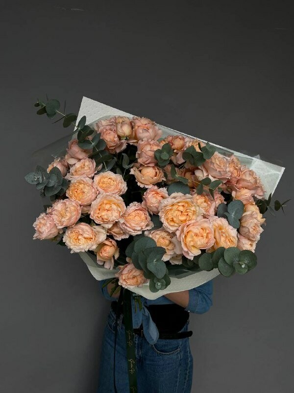 Букет роз и эвкалипта, артикул F1399269 - 11500 рублей, доставка по городу. Flawery - доставка цветов