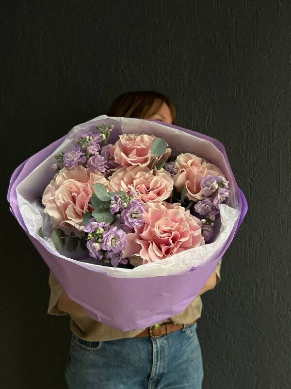 Букет французских роз и маттиол, артикул F1401512 - 5990 рублей, доставка по городу. Flawery - доставка цветов