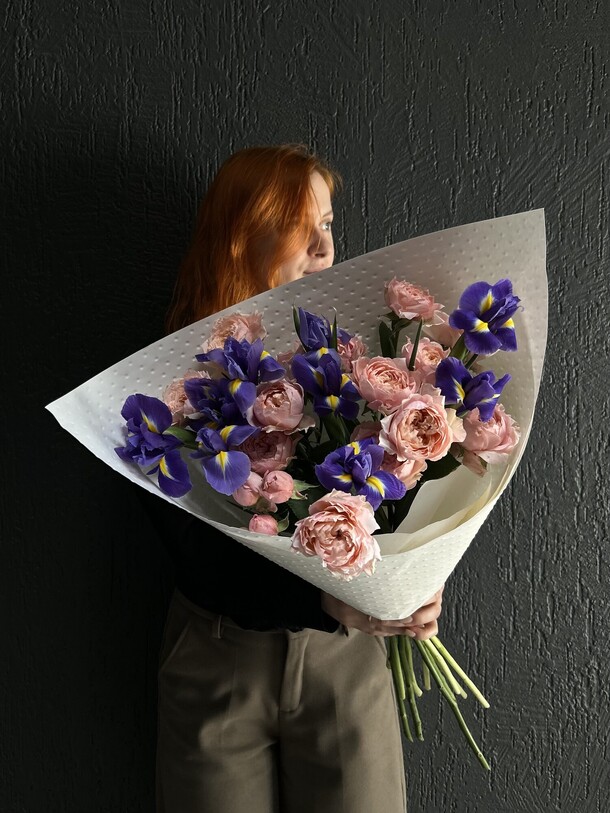 Букет ирисов и кустовых роз, артикул F1402392 - 5490 рублей, доставка по городу. Flawery - доставка цветов