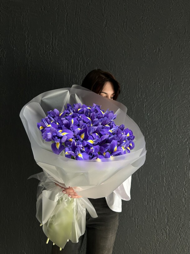 Синие ирисы, артикул F1408474 - 5990 рублей, доставка по городу. Flawery - доставка цветов