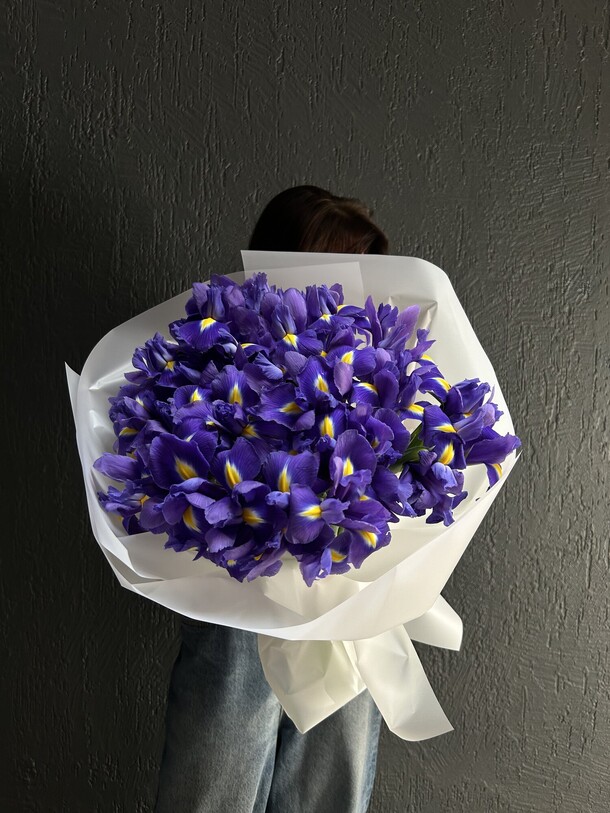 Ирисы 35 штук, артикул F1410319 - 7390 рублей, доставка по городу. Flawery - доставка цветов