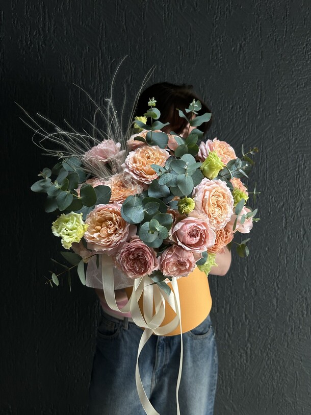 Коробка пионовидных роз, артикул F1410320 - 8590 рублей, доставка по городу. Flawery - доставка цветов