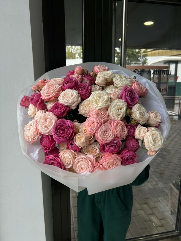 Букет кустовых роз, артикул F1414173 - 15990 рублей, доставка по городу. Flawery - доставка цветов