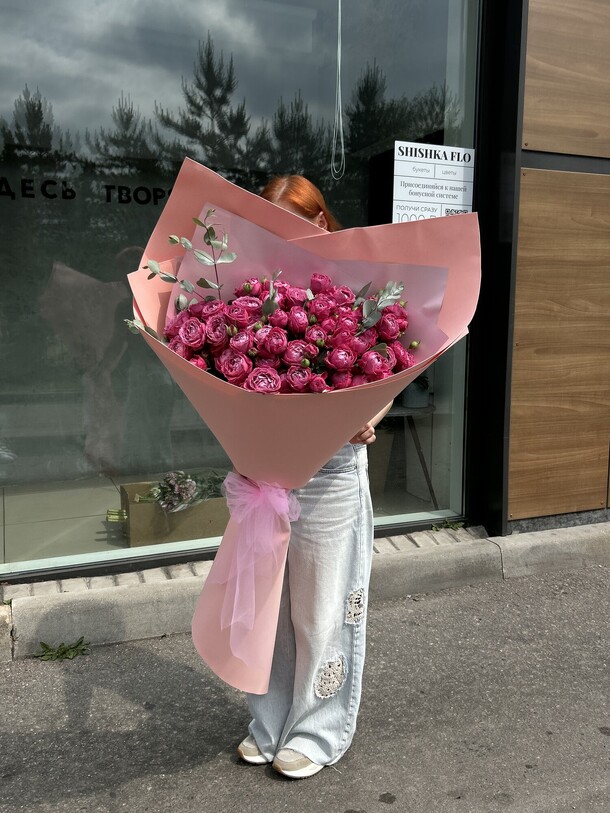 Большой букет кустовых роз, артикул F1429695 - 9990 рублей, доставка по городу. Flawery - доставка цветов