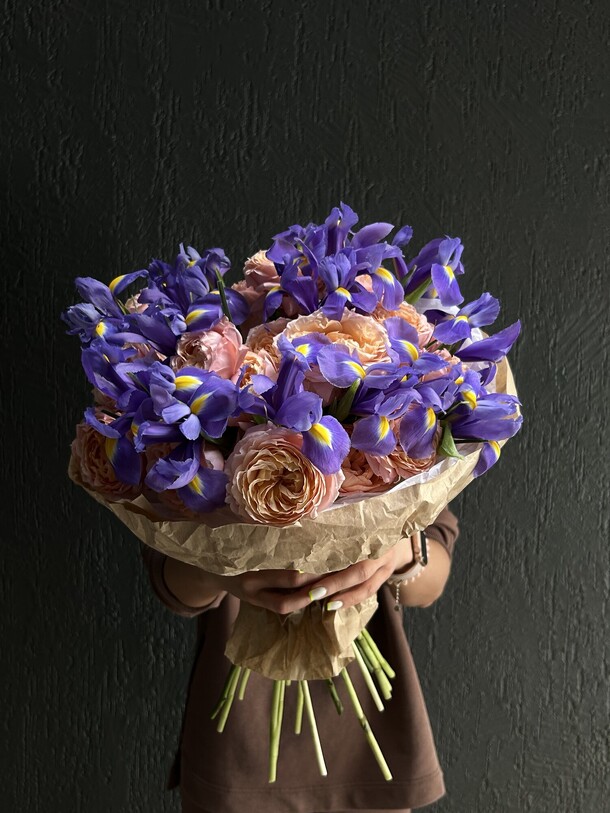 Букет ирисов и роз джульетта, артикул F1436086 - 6690 рублей, доставка по городу. Flawery - доставка цветов