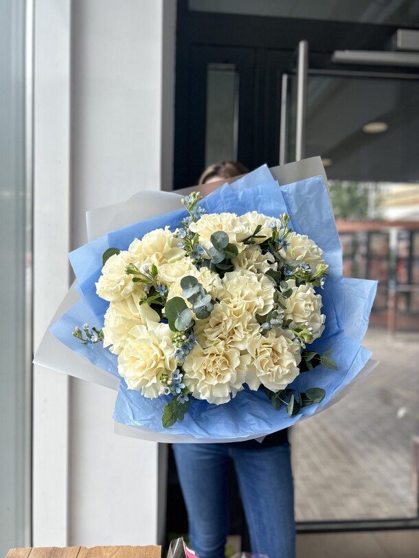 Букет белых роз и незабудок, артикул F1436089 - 10990 рублей, доставка по городу. Flawery - доставка цветов