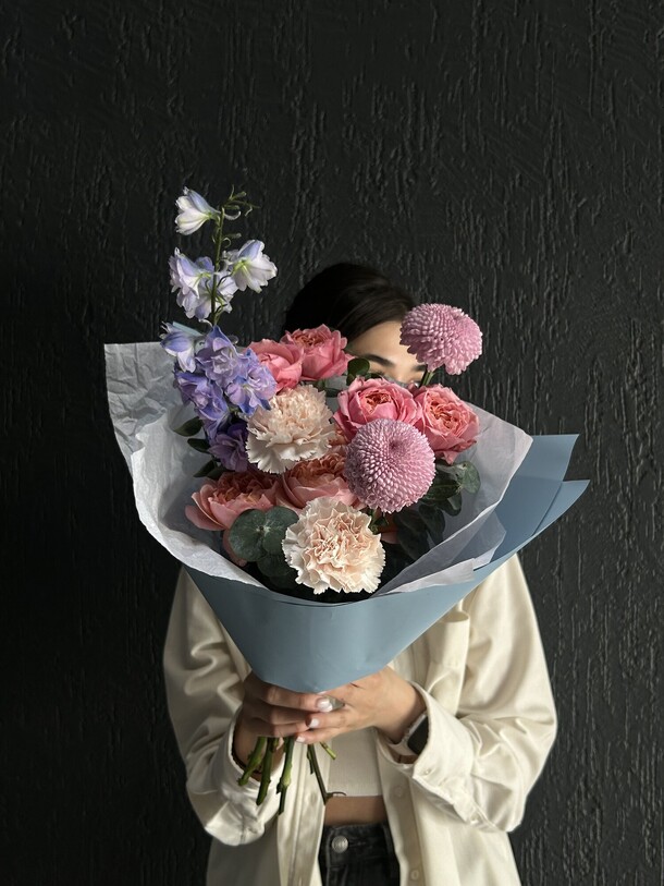 Букет роз с дельфиниумом и хризантемой, артикул F1454230 - 4390 рублей, доставка по городу. Flawery - доставка цветов