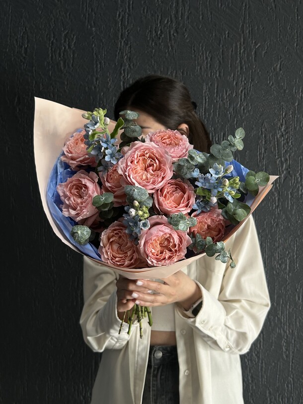 Букет роз и незабудок, артикул F1454232 - 4590 рублей, доставка по городу. Flawery - доставка цветов