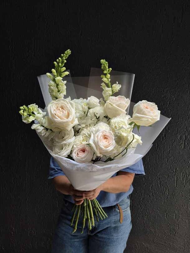 Букет белых цветов, артикул F1456582 - 8450 рублей, доставка по городу. Flawery - доставка цветов