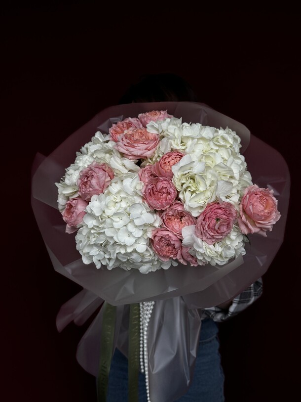 Букет белых гортензий и шикарных пионовидных роз сорта джульетта, артикул F1492291 - 6990 рублей, доставка по городу. Flawery - доставка цветов
