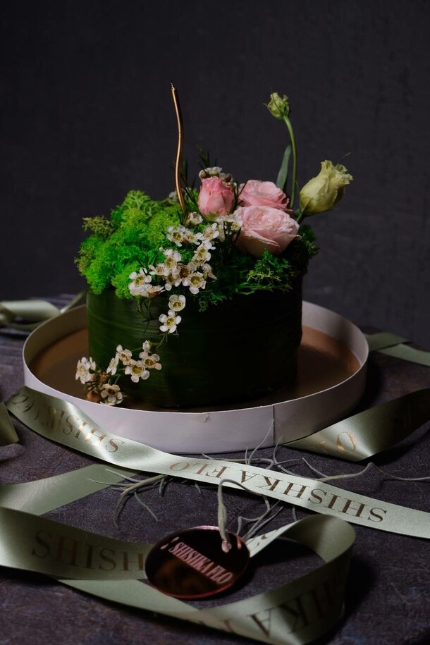 Цветочный бенто-торт с мхом, артикул F1492329 - 4990 рублей, доставка по городу. Flawery - доставка цветов