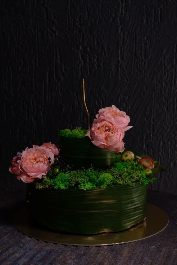 Цветочный торт с мхом, артикул F1492331 - 6390 рублей, доставка по городу. Flawery - доставка цветов