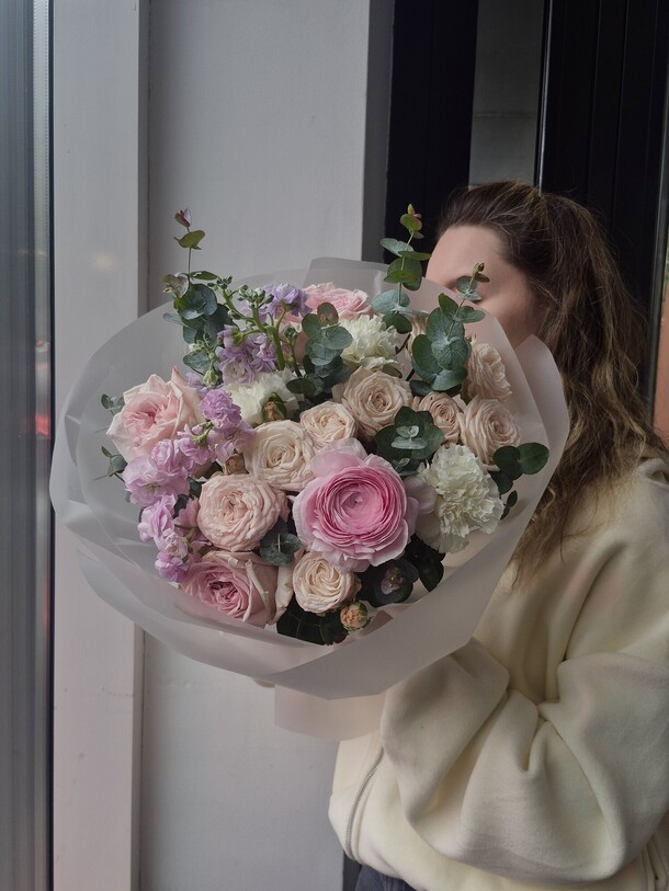 Букет пионовидных роз с ранункулюсом, артикул F1492339 - 6500 рублей, доставка по городу. Flawery - доставка цветов