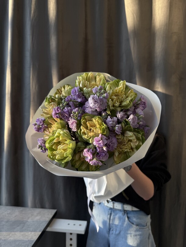 Букет фактурных роз и ароматной маттиолы, артикул F1522824 - 13590 рублей, доставка по городу. Flawery - доставка цветов