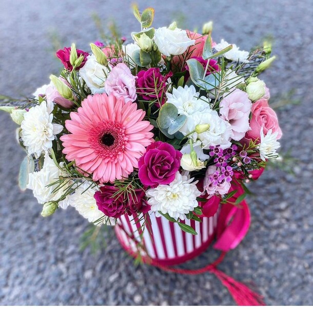 Композиция в шляпной коробке, артикул F1190325 - 7973 рублей, доставка по городу. Flawery - доставка цветов