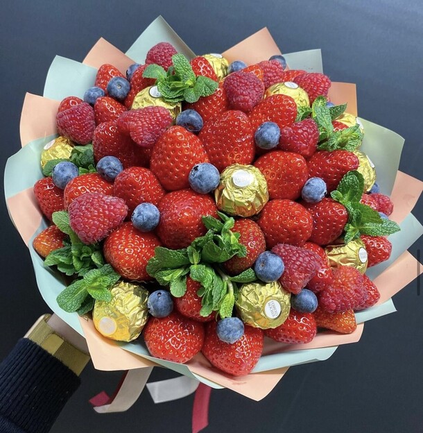 Букет с клубникой и конфетами, артикул F1190327 - 7973 рублей, доставка по городу. Flawery - доставка цветов