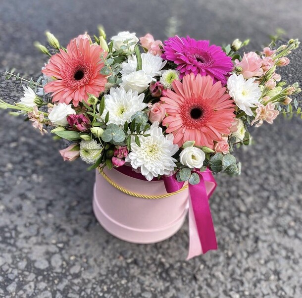 Композиция в шляпной коробке, артикул F1190336 - 9302 рублей, доставка по городу. Flawery - доставка цветов