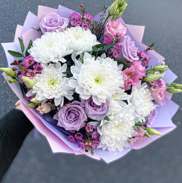 Букет в сиреневых оттенках, артикул F1304623 - 7440 рублей, доставка по городу. Flawery - доставка цветов
