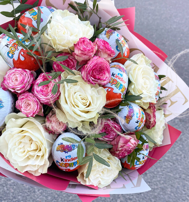 Букет с розами и киндером, артикул F1304627 - 10452 рублей, доставка по городу. Flawery - доставка цветов