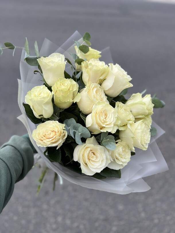 Букет из 15 белых роз, артикул F1317323 - 9211 рублей, доставка по городу. Flawery - доставка цветов