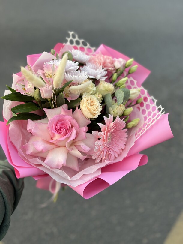 Букет в розовых оттенках, артикул F1321907 - 4963 рублей, доставка по городу. Flawery - доставка цветов