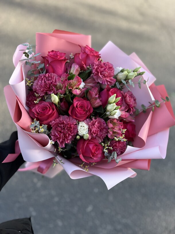 Букет с розовыми розами и диантусом, артикул F1328018 - 9921 рублей, доставка по городу. Flawery - доставка цветов