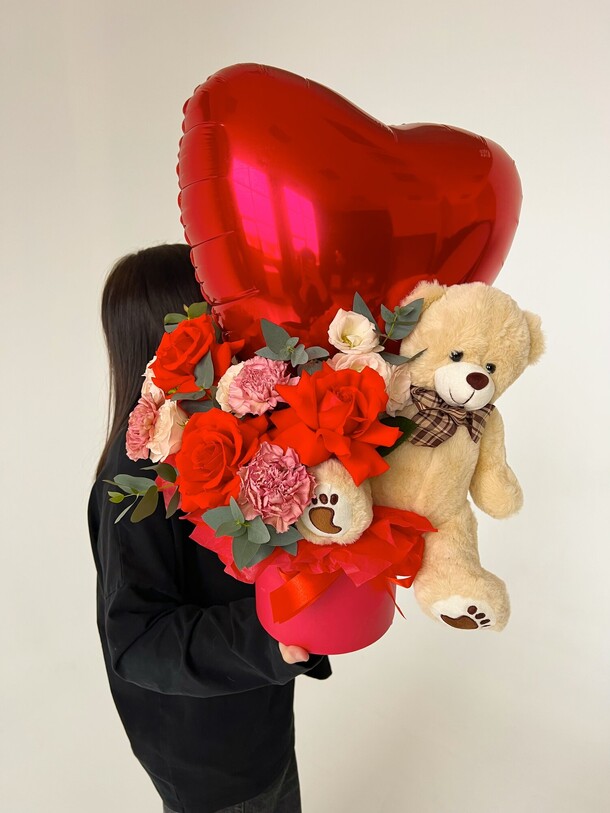 Композиция с шаром ,цветами и медведем, артикул F1379016 - 6663 рублей, доставка по городу. Flawery - доставка цветов