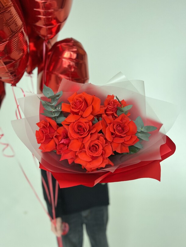 Букет с розами +шары, артикул F1379021 - 9983 рублей, доставка по городу. Flawery - доставка цветов