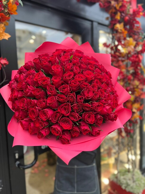 Букет из 101 кенийской розы, артикул F1480697 - 23060 рублей, доставка по городу. Flawery - доставка цветов