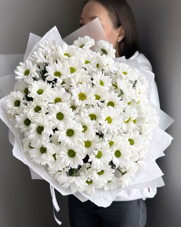 Букет с ромашкаобразными хризантемами, артикул F1480702 - 4378 рублей, доставка по городу. Flawery - доставка цветов