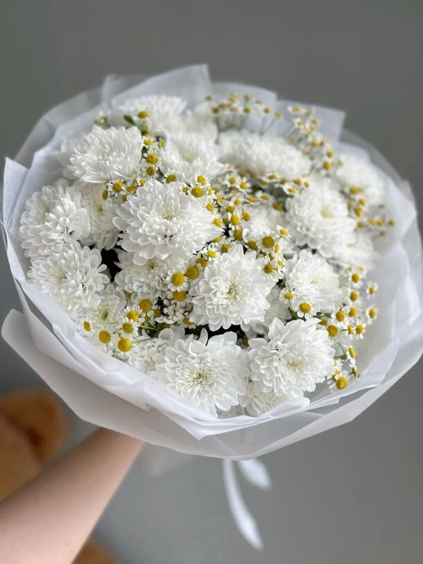 Букет с хризантемами и ромашками, артикул F1480704 - 4539 рублей, доставка по городу. Flawery - доставка цветов