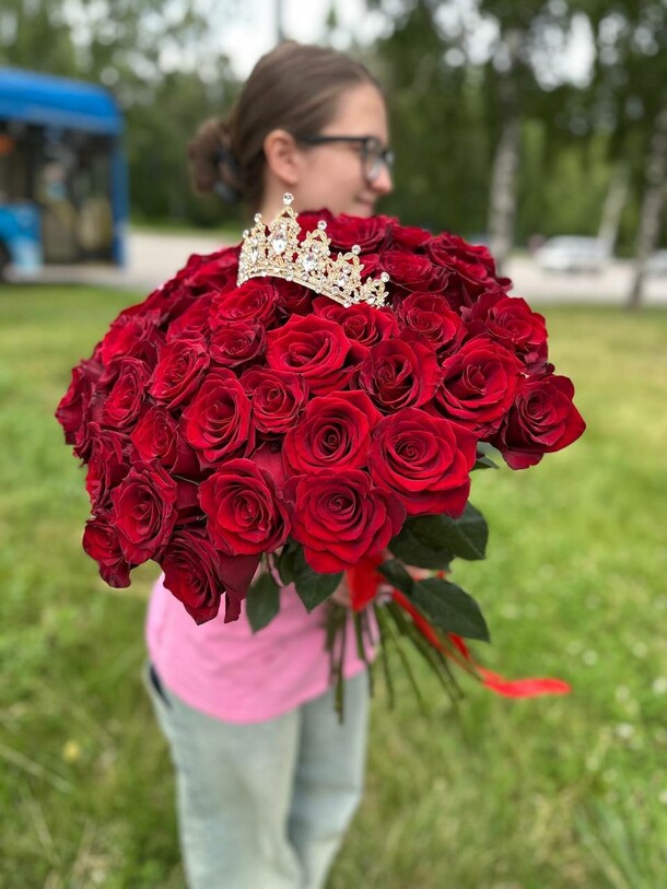 51 роза + корона, артикул F1450228 - 22272 рублей, доставка по городу. Flawery - доставка цветов
