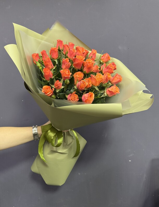 Букет 9 кустовых оранжевых роз, артикул F1397330 - 6171 рублей, доставка по городу. Flawery - доставка цветов