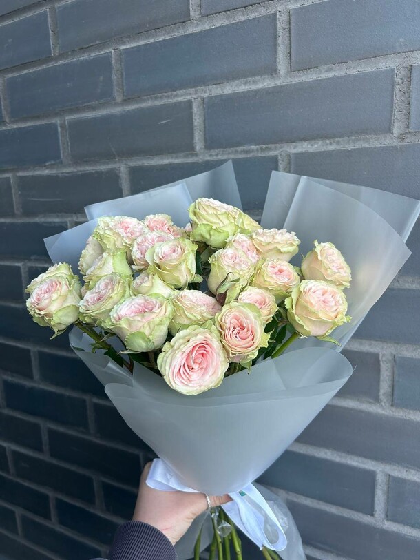 Букет из 9 кустовых пионовидных роз, артикул F1397338 - 6171 рублей, доставка по городу. Flawery - доставка цветов