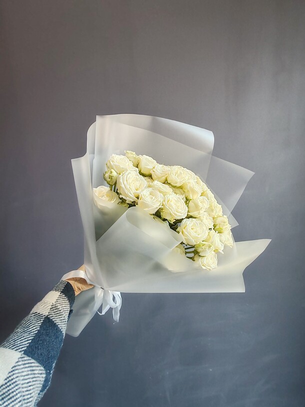 Букет 7 кустовых белых роз, артикул F1397977 - 4972 рублей, доставка по городу. Flawery - доставка цветов