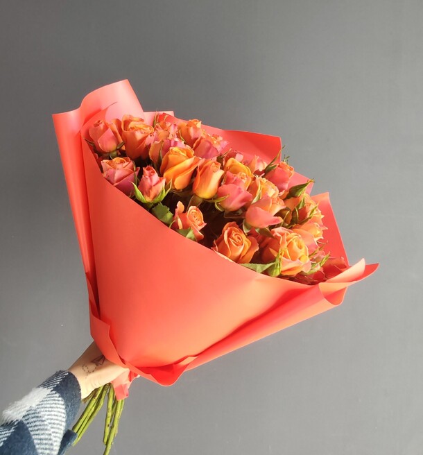 Букет 15 кустовых роз, артикул F1403252 - 10230 рублей, доставка по городу. Flawery - доставка цветов
