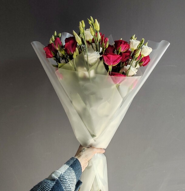 Букет кустовая роза и эустома, артикул F1403257 - 10703 рублей, доставка по городу. Flawery - доставка цветов