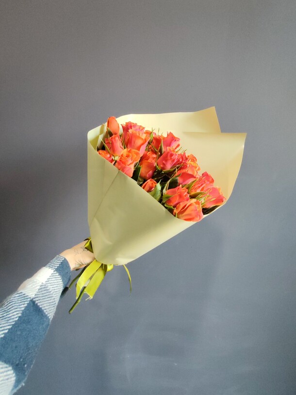 Букет 7 кустовых оранжевых роз, артикул F1434420 - 4972 рублей, доставка по городу. Flawery - доставка цветов