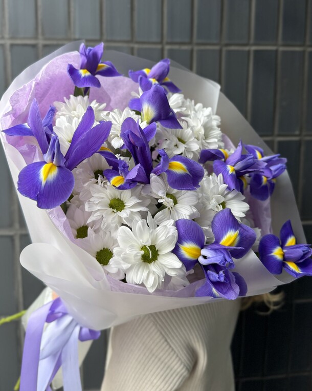 Букет из ирисов и кустовых хризантем, артикул F1472736 - 4521 рублей, доставка по городу. Flawery - доставка цветов