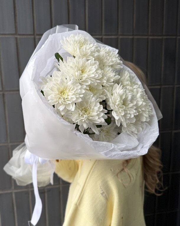 Букет из 3 белых кустовых хризантем, артикул F1482568 - 2450 рублей, доставка по городу. Flawery - доставка цветов