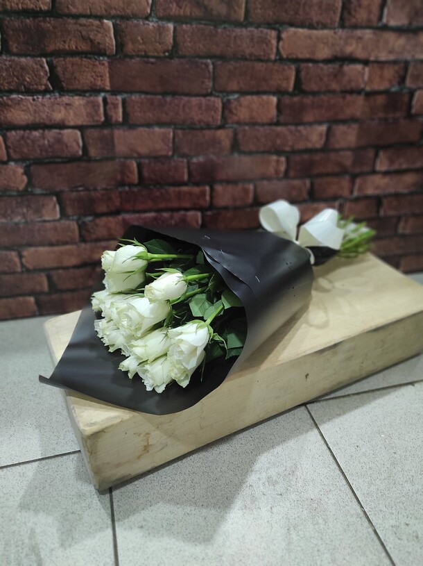 Белые розы в чёрной матовой плёнке, артикул F1066682 - 3017 рублей, доставка по городу. Flawery - доставка цветов